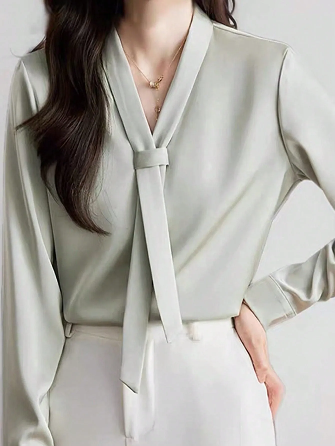Essnce Ladies' Solid Color Simple Daily V-Neck Long Sleeve Shirt