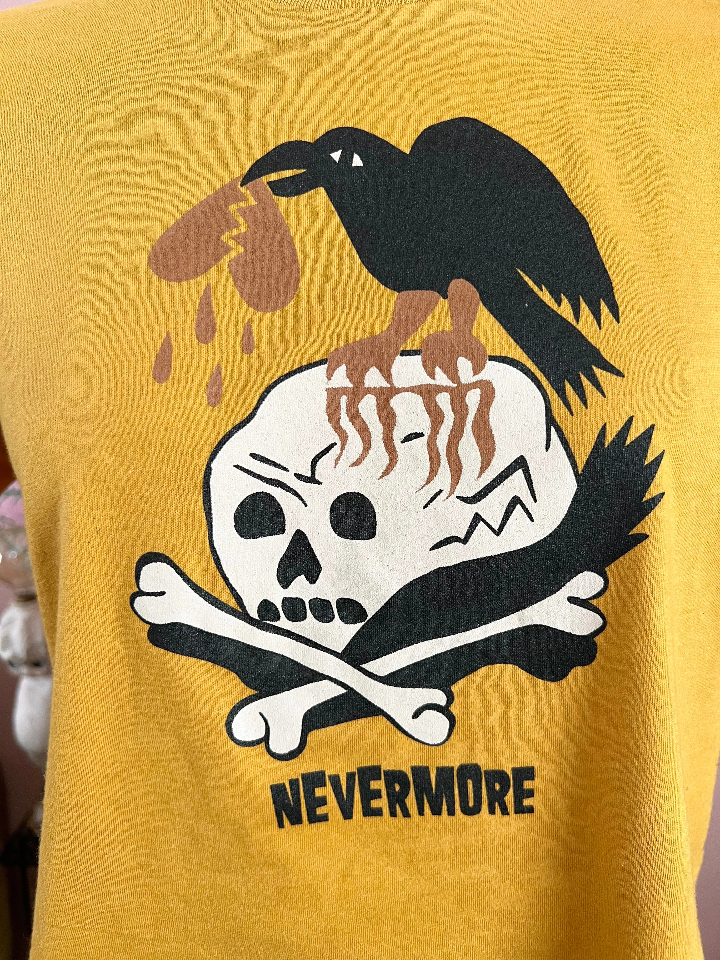 NEVERMORE CROPPED TEE *MUSTARD
