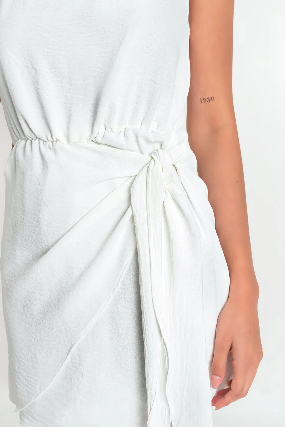 Vestido corto halter de cuello alto sin mangas